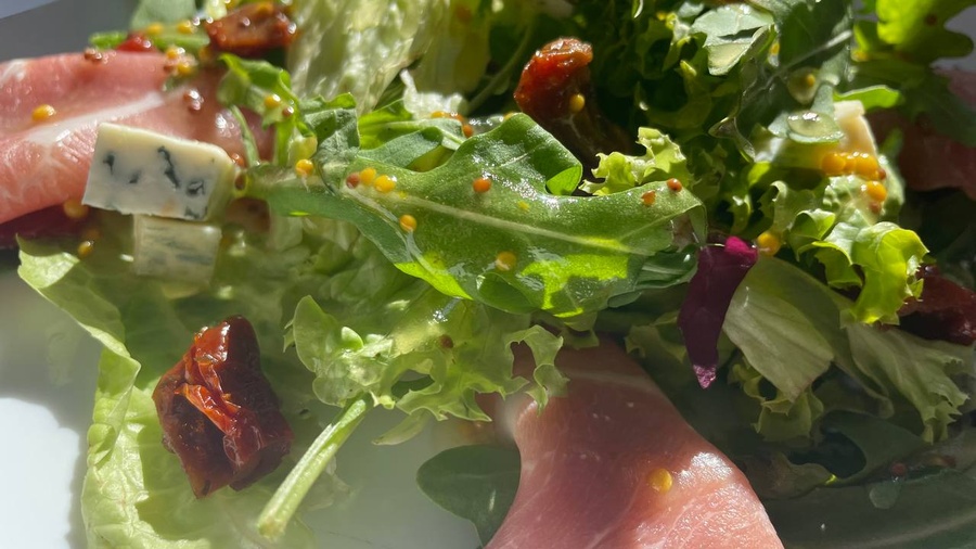Salad with Prosciutto, sun-dried tomatoes and pear