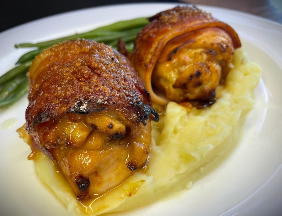 Caramelized chicken thigh in bacon