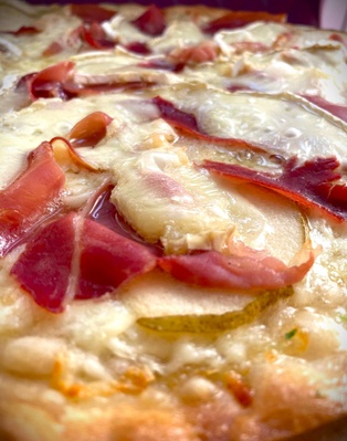 Pizza with Prosciutto, Pear and Brie Cheese