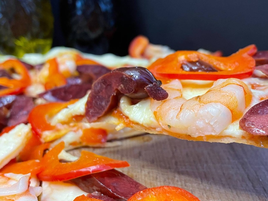 Pizza "With tiger shrimp and hunting sausages"