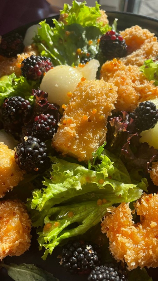 Salad with melon and tempura shrimp