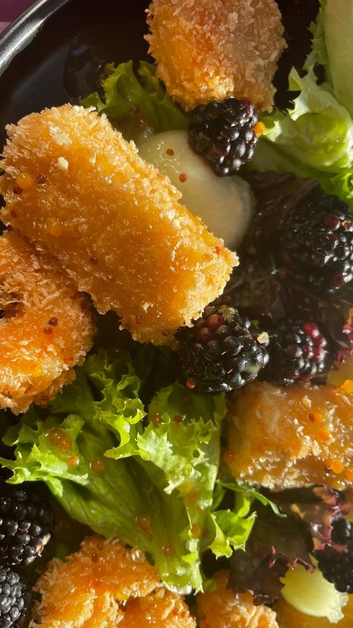 Salad with melon and tempura shrimp