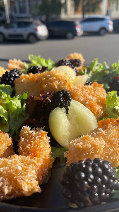 Salad with melon and tempura shrimp