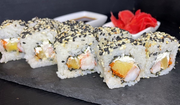 Roll with shrimp and pineapple
