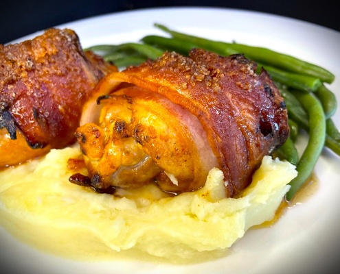 Caramelized chicken thigh in bacon
