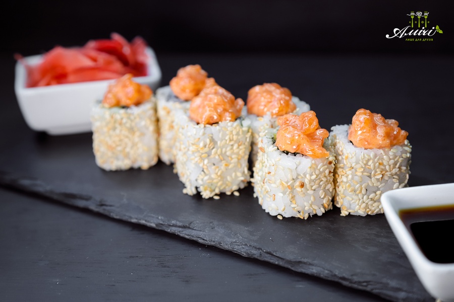 Spice rolls with salmon