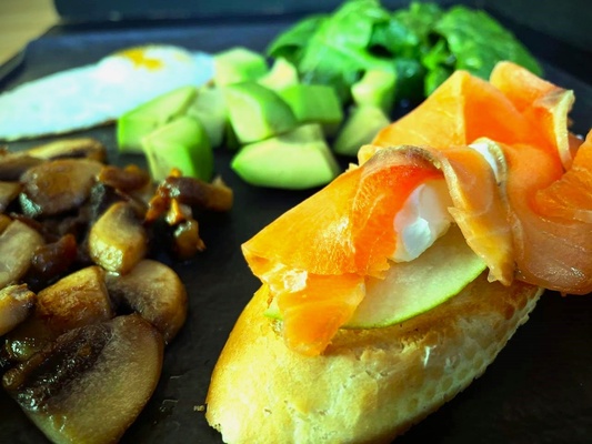 Fried egg with baguette with salmon, pear and Philadelphia cheese, mushrooms, avocado and spinach.