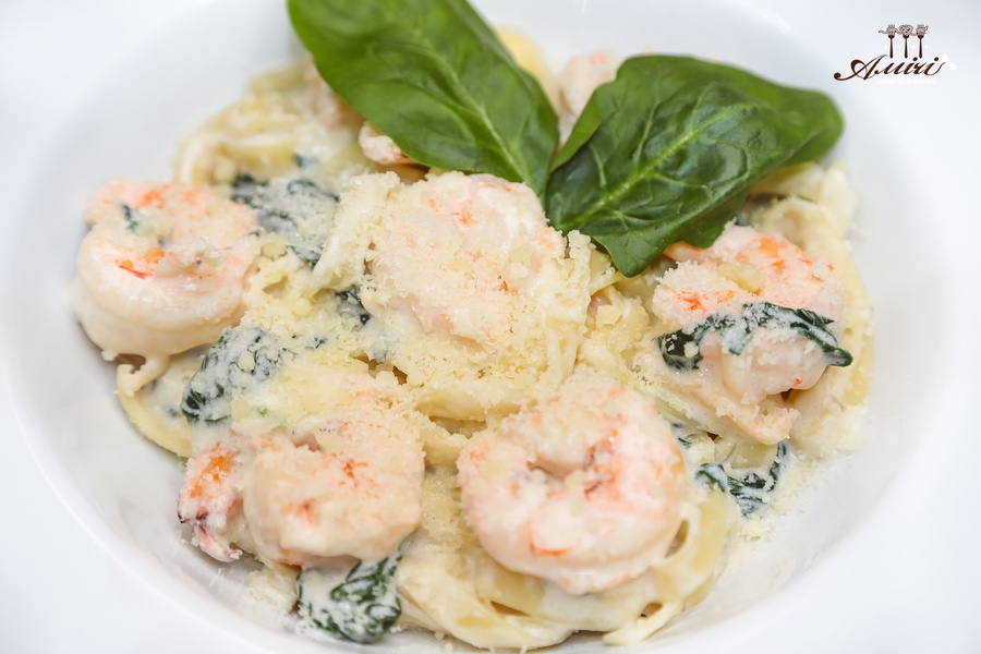 Pasta with tiger prawns and spinach