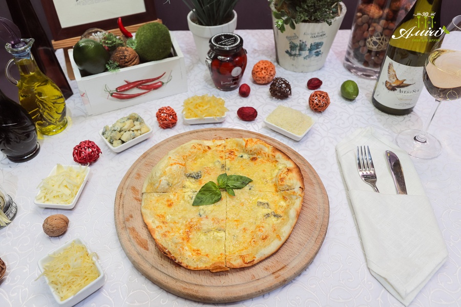 Купить Пицца "Кватро Формаджи" в кафе Амічі Миргород від 145 грн