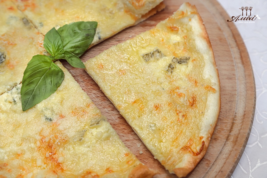 Купити Піца "Кватро Формаджі" в кафе Амичи Миргород от 145 грн