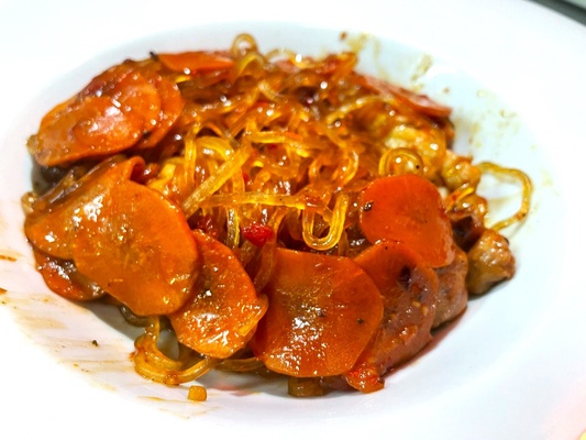 Rice noodles with chicken thigh with hot and sweet sauce