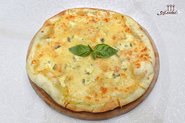 Купить Пицца "Кватро Формаджи" в кафе Амічі Миргород від 150 грн