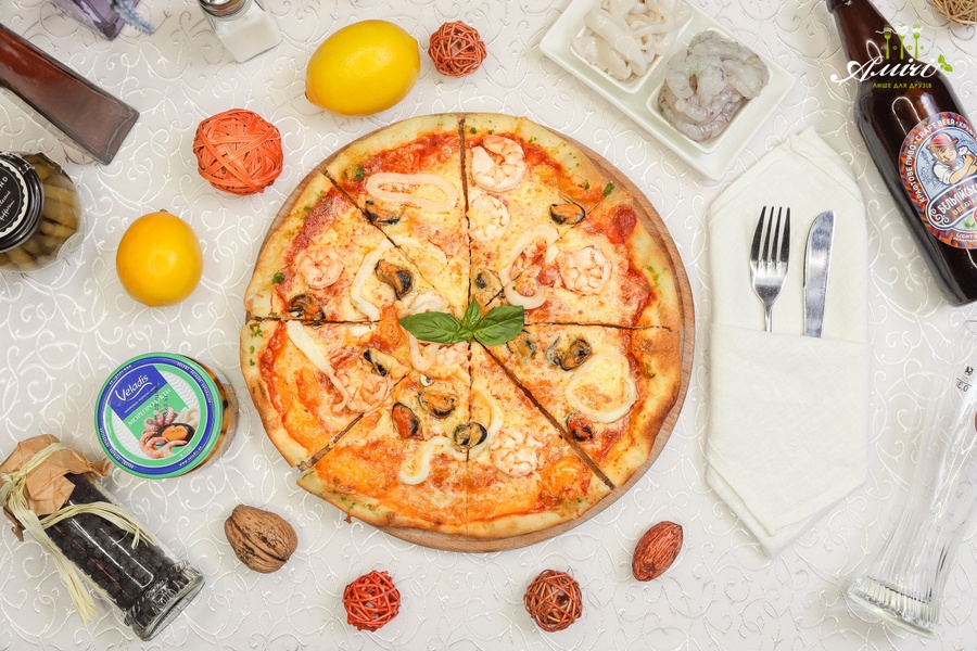 Купить Пицца с кальмарами, копчеными мидиями и тигровой креветкой в кафе Амічі Миргород від 290 грн