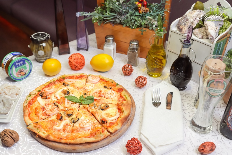 Pizza with squid, smoked mussels and tiger prawns, 580 g, --