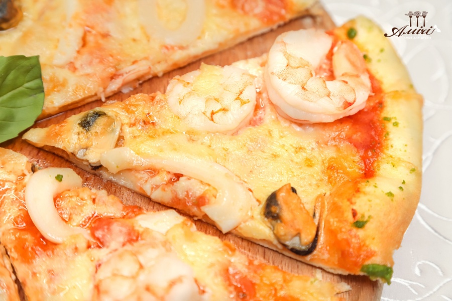 Купити Піца з кальмарами, копченими мідіями та тигровою креветкою в кафе Амичи Миргород от 290 грн