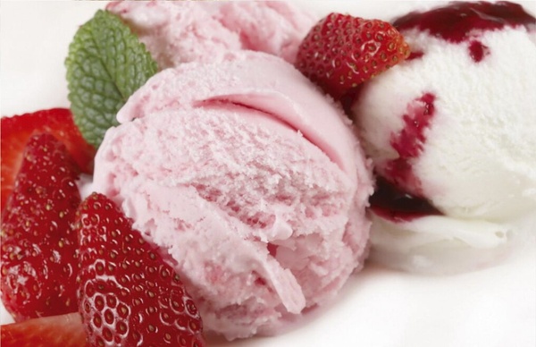 Homemade ice-cream with topping of your choice (100 g), 100 g, Strawberry