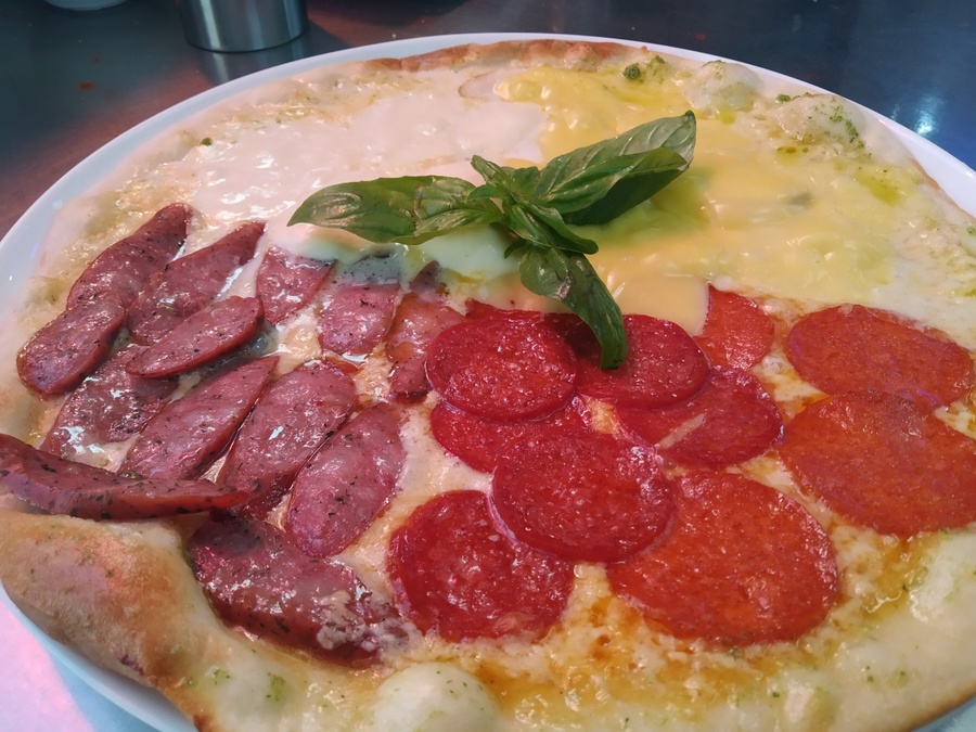Купити Піца з Буфало, Чедером, салямі в кафе Амичи Миргород от 165 грн