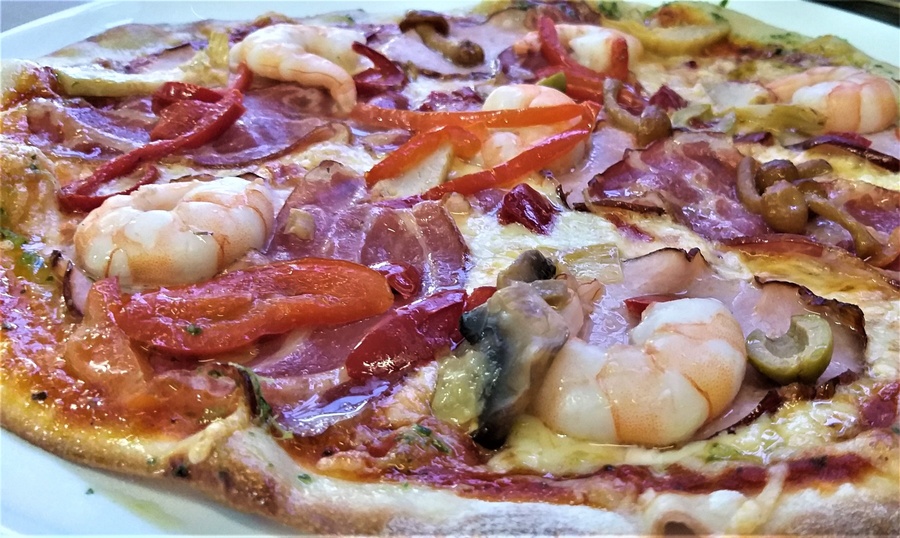 Pizza with vegetable mixture, tiger prawns, bacon (520 g)