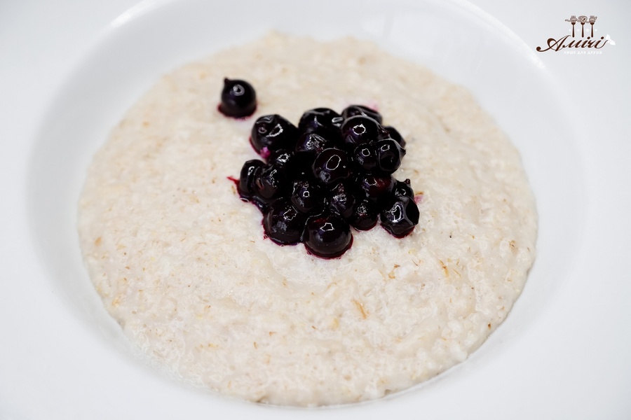 Oatmeal with berries