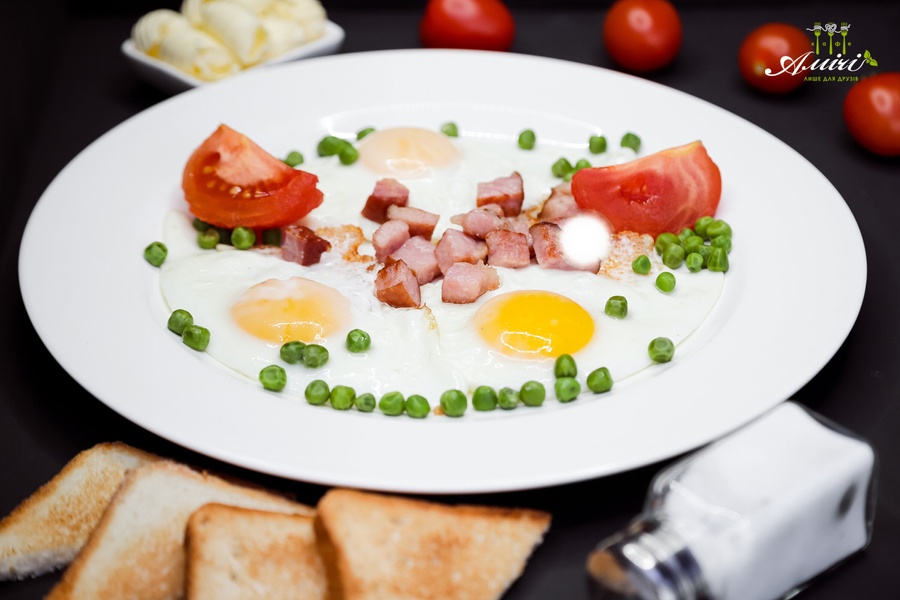 Scrambled eggs with bacon and tomatoes
